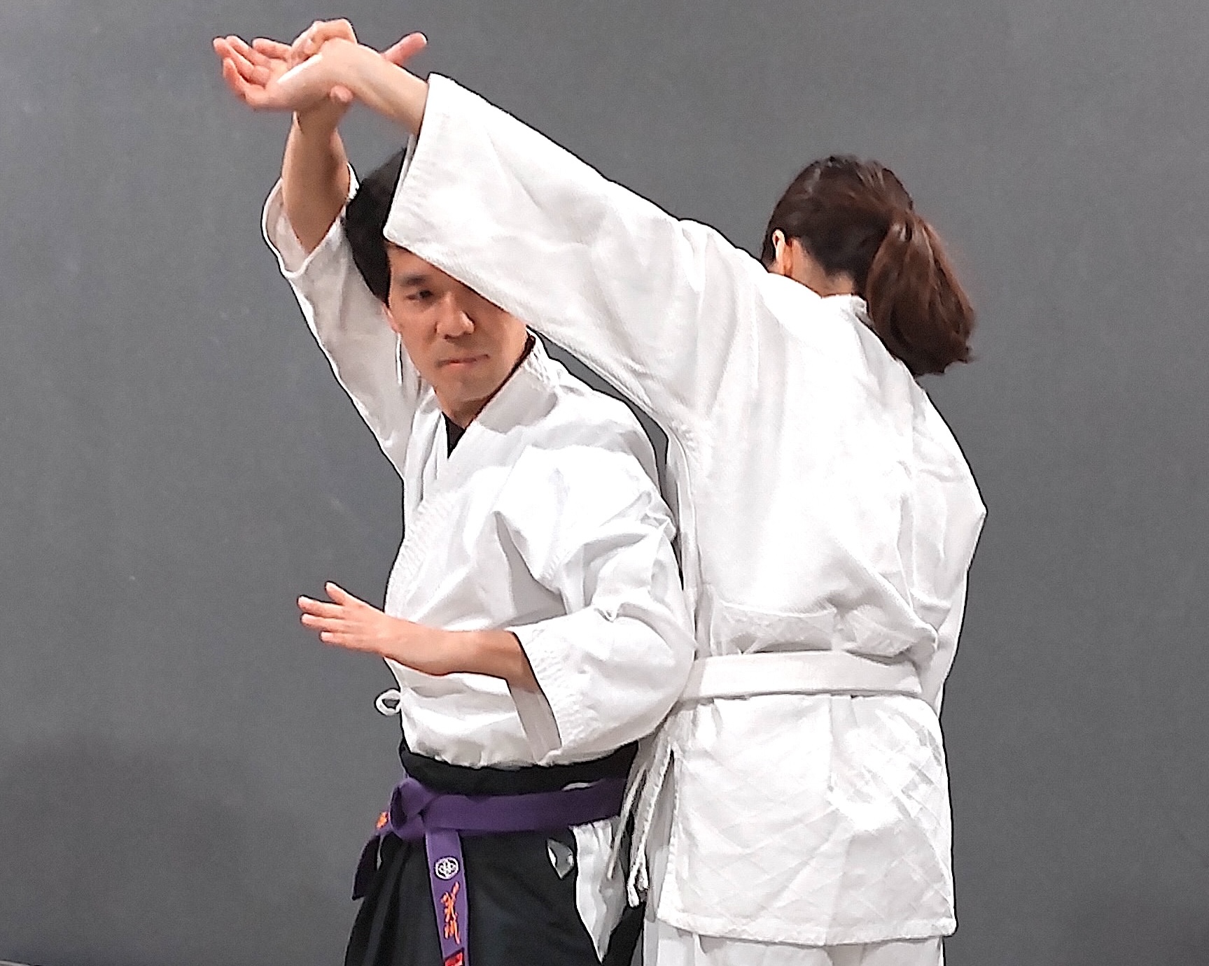 八光流柔術の技の中で持ち廻りのために転身する様子