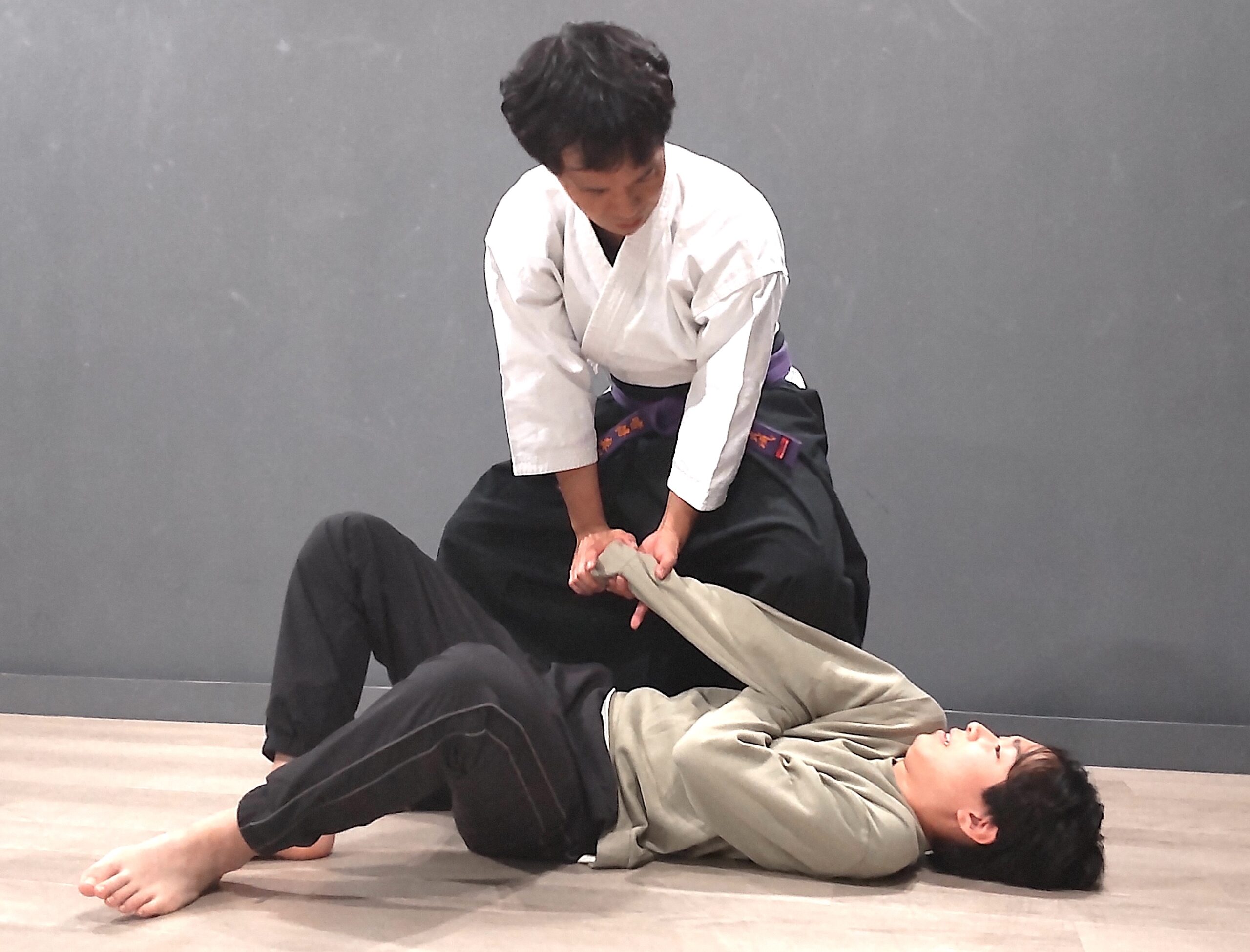 八光流柔術の両手持廻の極めの稽古をする二人