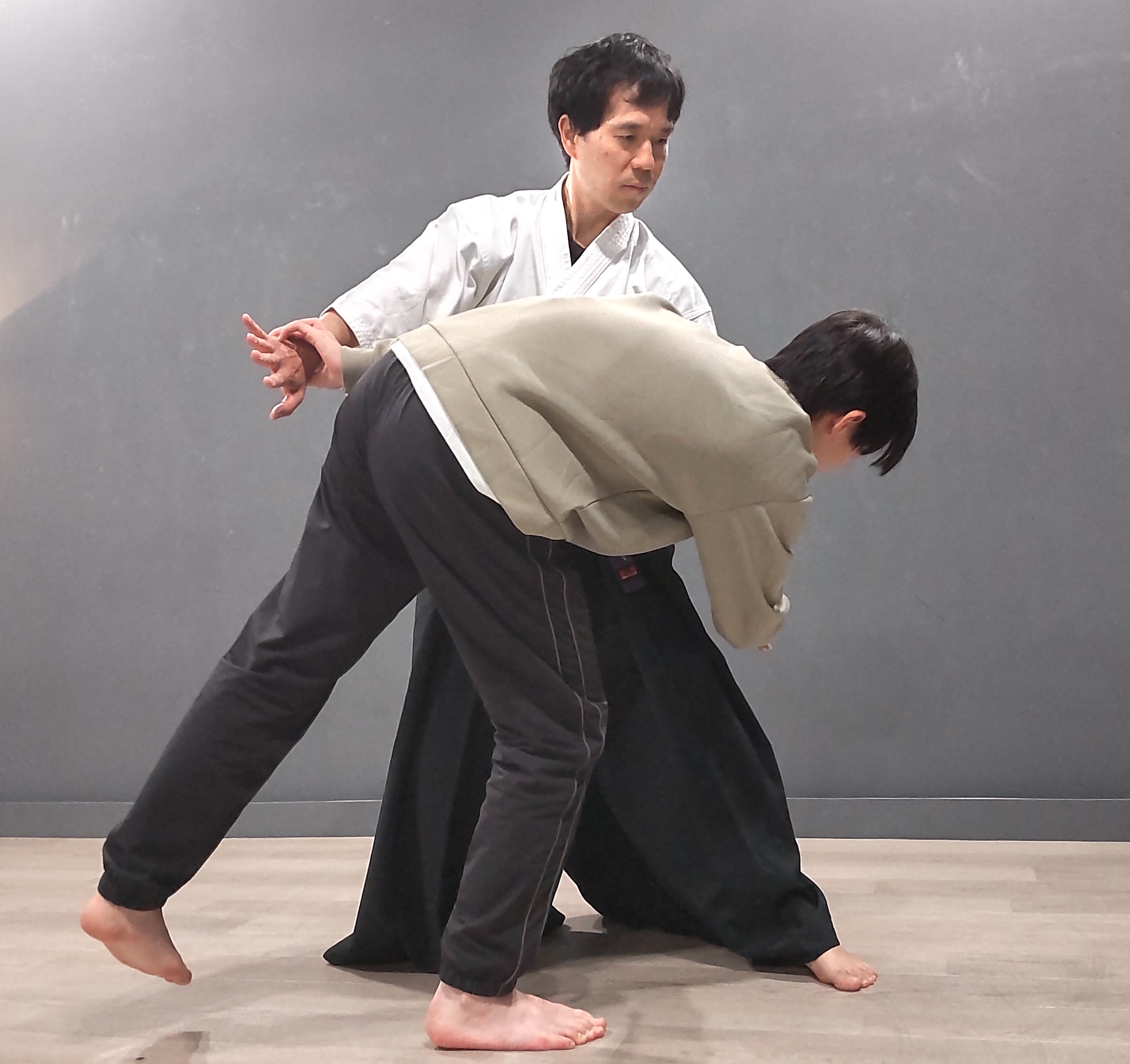 八光流柔術の引投を稽古する二人