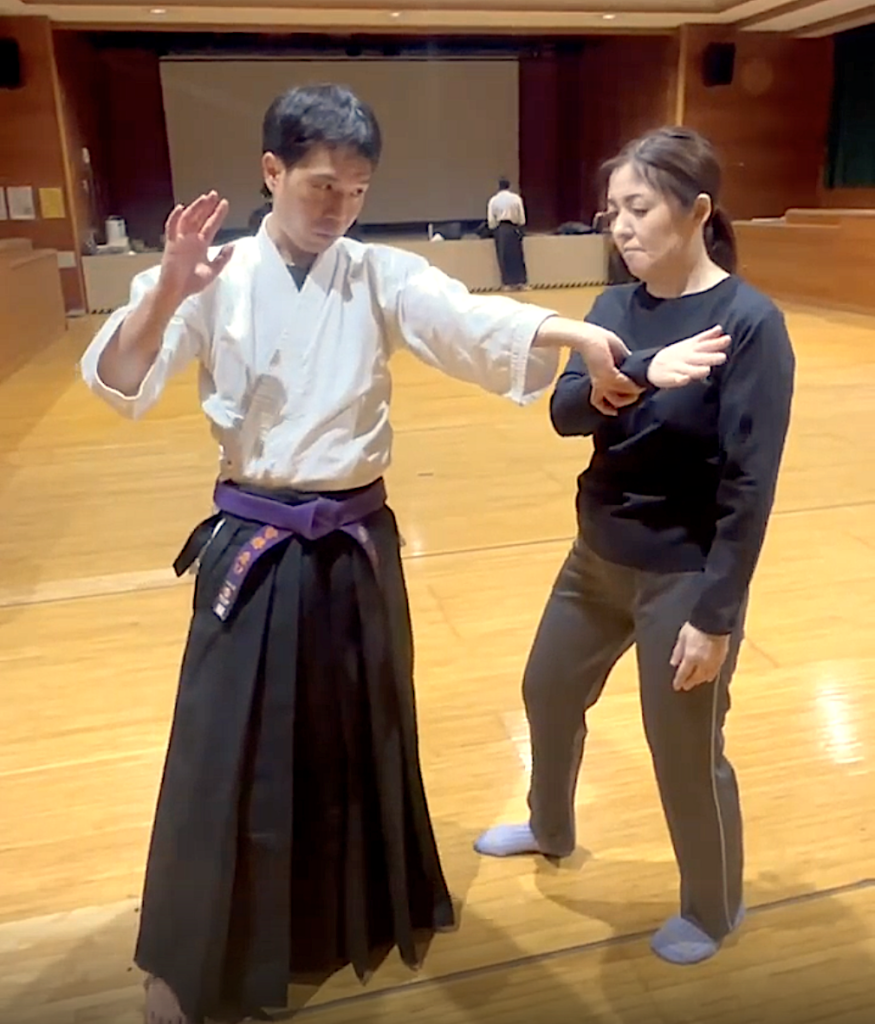 八光流柔術の立当を稽古する様子