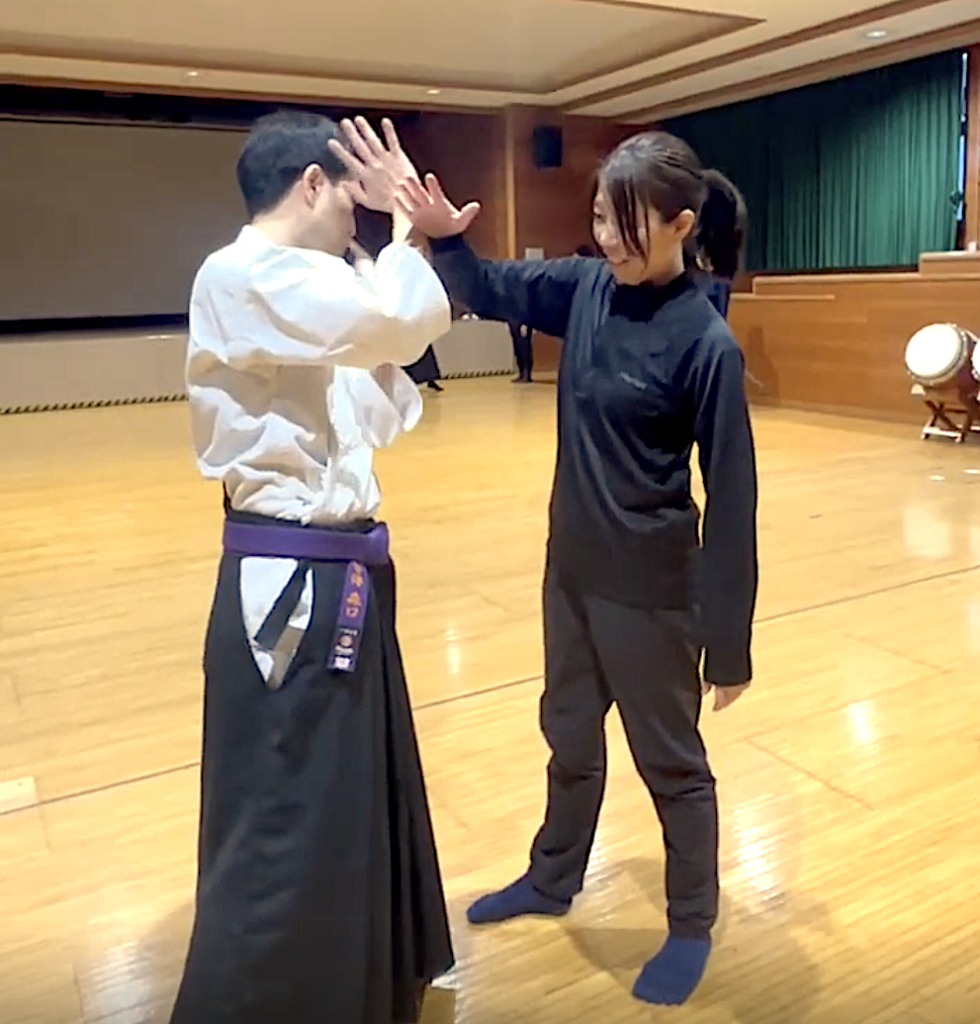 八光流柔術の立当を稽古する様子