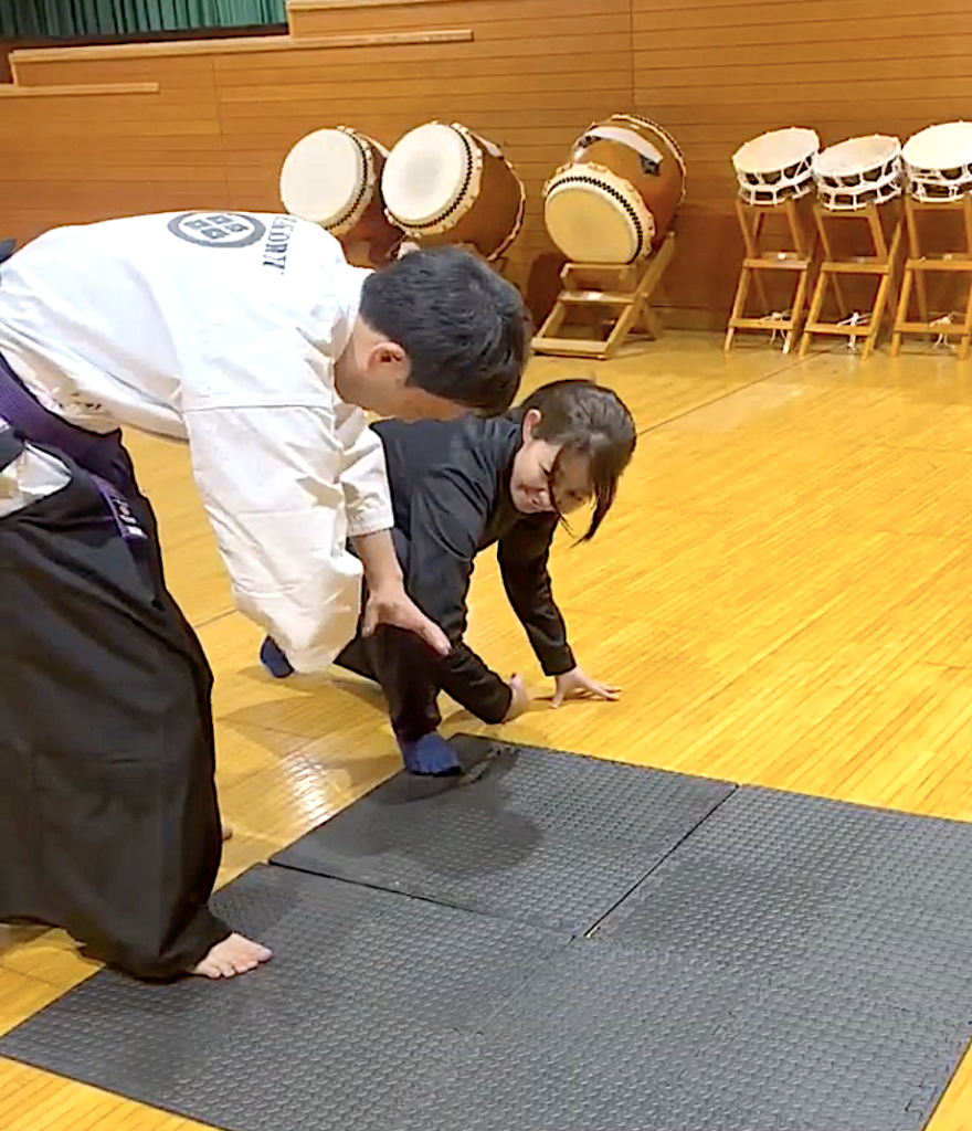 八光流柔術の受け身を稽古する様子