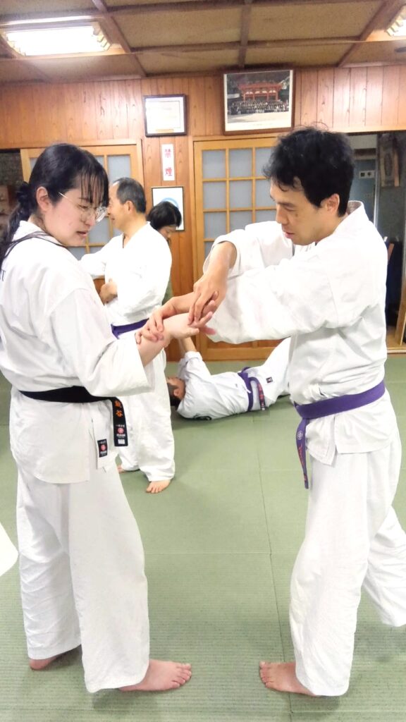 八光流柔術「初段二段技術復習講習」で手刀絞を稽古する様子