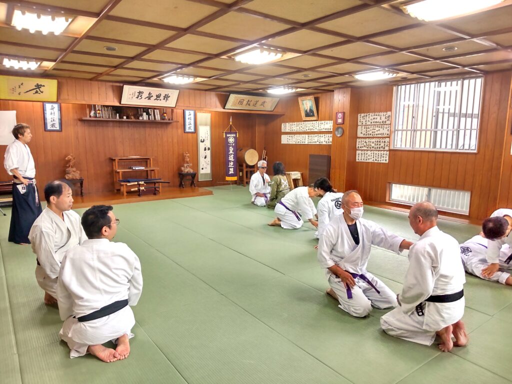 八光流柔術「初段二段技術復習講習」での稽古風景