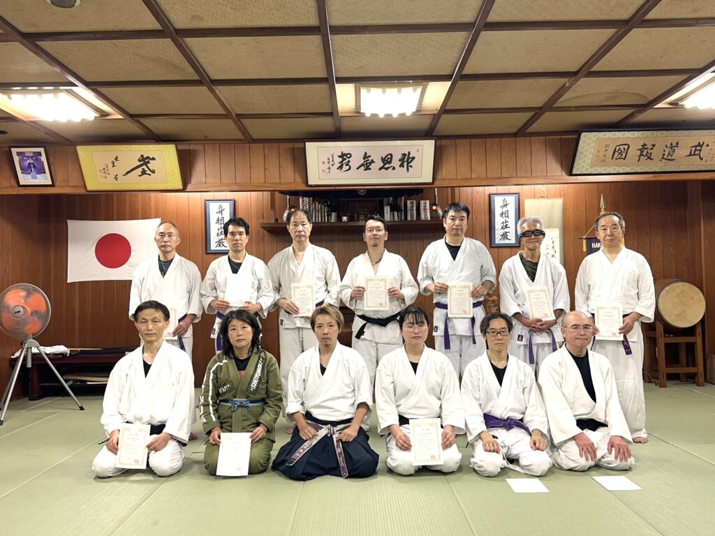 八光流柔術「初段二段技術復習講習」の参加者たち